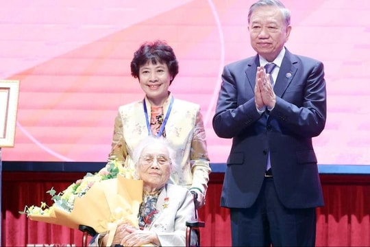 Nguyên Phó Chủ tịch nước Nguyễn Thị Bình là đại biểu cao tuổi nhất tại Đại hội Thi đua yêu nước