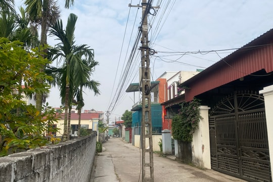 Cần di chuyển cột điện trên đường làng ở xã Khúc Thừa Dụ