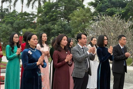 Đoàn đại biểu Hội Liên hiệp Phụ nữ Hải Phòng dâng hương tưởng niệm các anh hùng liệt sĩ thành phố