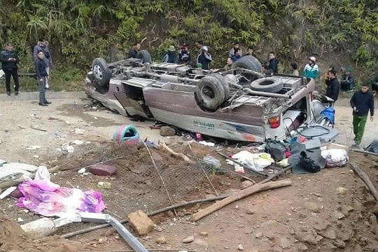 Lật xe chở đoàn thiện nguyện, 9 người tử vong