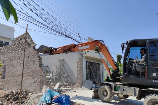 Tháo dỡ công trình vi phạm hành lang giao thông tại phường Bắc An Phụ