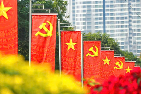 Tặng quà nhân dịp chào mừng Đại hội Đảng XIV và Tết Nguyên đán Bính Ngọ 2026