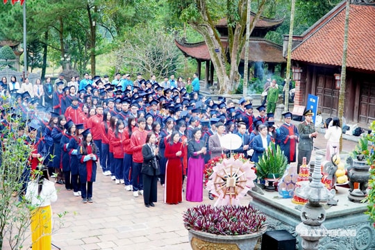 Học sinh, sinh viên, vận động viên xuất sắc của Hải Phòng dâng hương tại một số di tích