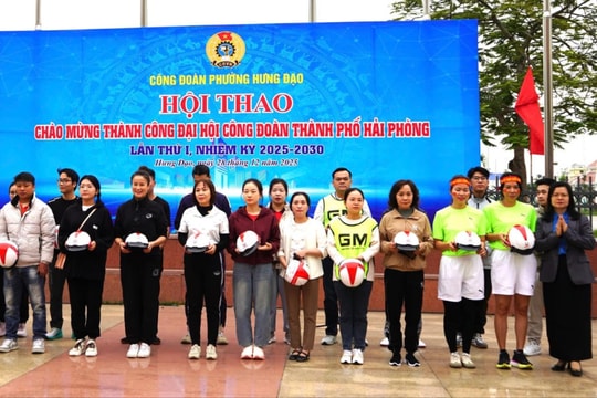 Liên đoàn Lao động thành phố trao 330 suất trợ cấp tại phường Hưng Đạo