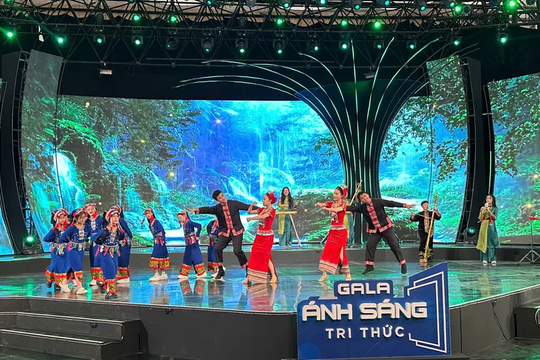 Gala 'Ánh sáng tri thức 2025' với chủ đề 'Tự hào hai tiếng Việt Nam'
