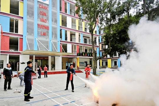 Hướng dẫn kỹ năng phòng cháy, chữa cháy cho giáo viên, học sinh Trường THCS và THPT Marie Curie