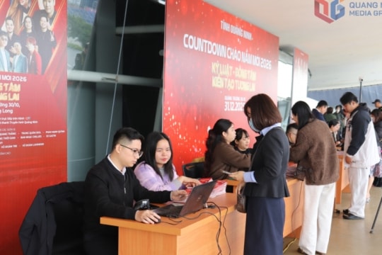 Người dân háo hức đổi vé Countdown Chào năm mới của Quảng Ninh