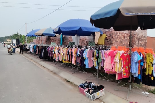 Giải tỏa việc chiếm dụng vỉa hè trên đường trục xã Quyết Thắng
