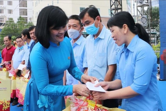 Hà Nội trao tặng gần 90.000 suất quà Tết cho người có hoàn cảnh khó khăn