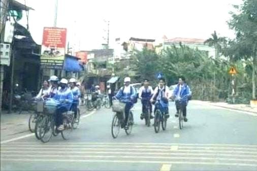 Học sinh đi dàn hàng trên đường An Hồng tiềm ẩn nguy cơ tai nạn