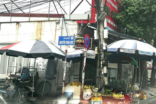 Bày bán trái cây chiếm dụng vỉa hè phố Cát Bi (phường Hải An)