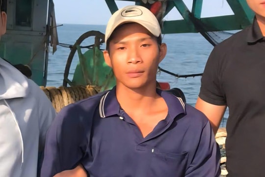 Bắt đối tượng truy nã đặc biệt nguy hiểm lẩn trốn trên ghe đi biển
