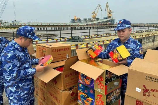 Phát hiện, thu giữ xuồng chở hơn 500 kg nghi pháo nổ trên vùng biển Hải Phòng