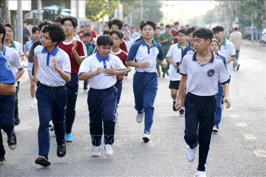 Hơn 2.000 người tham gia ngày chạy chào năm mới