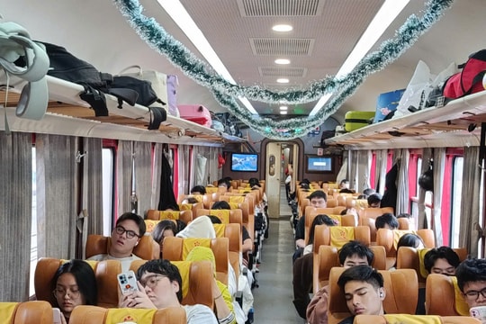 Bustling traffic on the West–East route of Hai Phong during New Year holiday