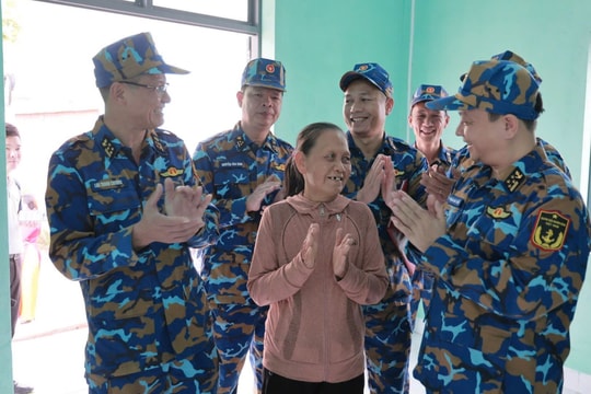 Vùng 3 Hải quân bàn giao 3 nhà cho bà con vùng lũ tỉnh Gia Lai