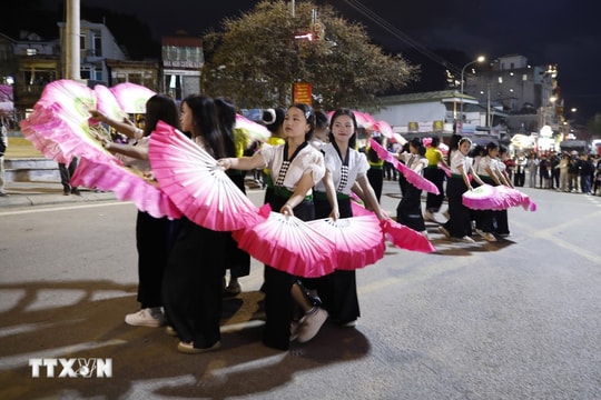 Vang vọng tiếng Khèn Mông giữa mùa hoa Tớ Dày