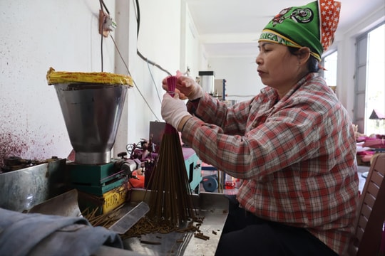 Làng nghề tất bật vào vụ Tết