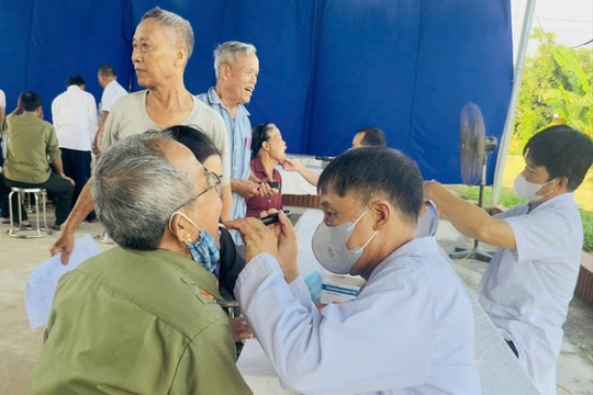 Giúp người già tiếp cận dịch vụ y tế thuận lợi