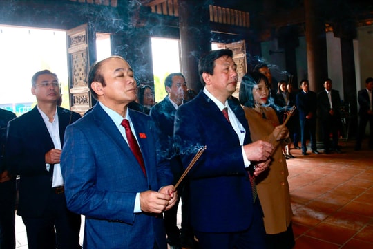 Dâng hương tại khu lưu niệm Chủ tịch Tôn Đức Thắng
