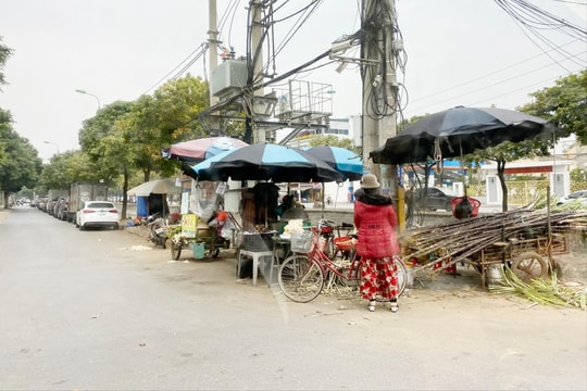 Bán hàng ngay vòng cua ngã tư Nguyễn Chí Thanh - Nhữ Đình Hiền
