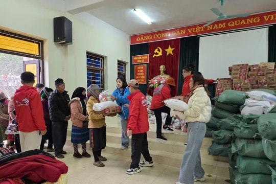 Đoàn thiện nguyện từ Hải Phòng hoạt động từ thiện tại Lũng Cú (Tuyên Quang)