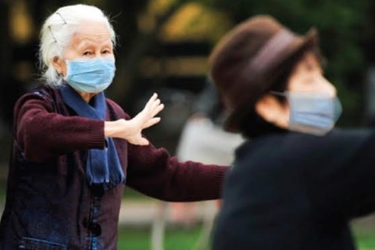 Chủ động chăm sóc sức khỏe người cao tuổi trong thời tiết giá rét