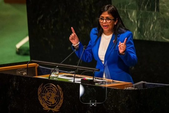 Tổng thống lâm thời Venezuela tuyên thệ nhậm chức