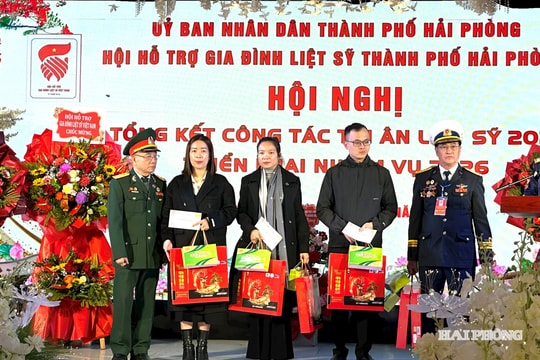 Tặng quà tri ân 48 Bà mẹ Việt Nam anh hùng ở Hải Phòng