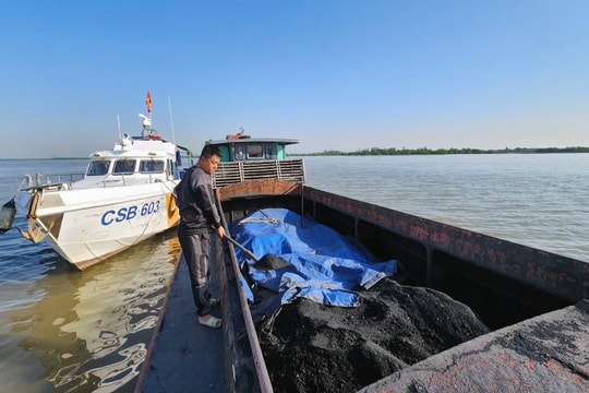 Tạm giữ tàu chở 200 tấn than không rõ nguồn gốc