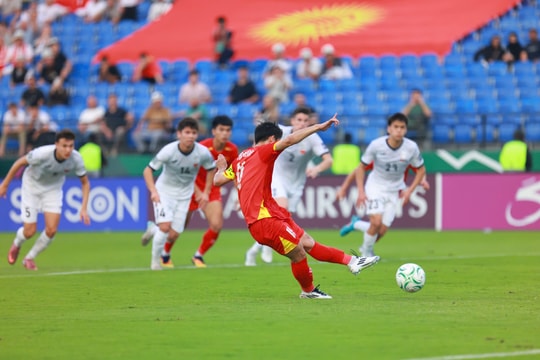 Thắng nghẹt thở Kyrgyzstan, U23 Việt Nam tiến sát vào tứ kết