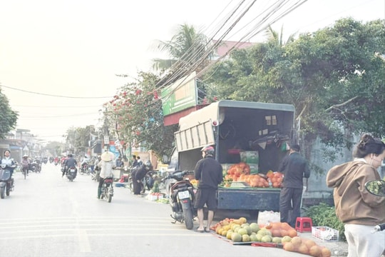 Chợ 'cóc' lấn đường 390E đoạn xã An Thành