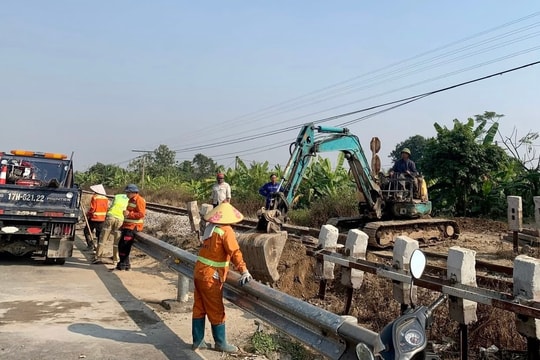 Đóng lối mở từ quốc lộ 5 qua đường sắt vào bãi soi ở xã Lai Khê