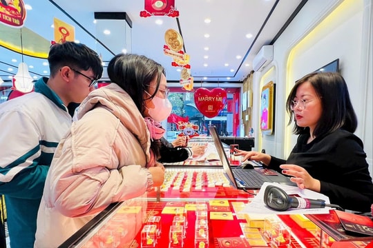Tổ chức tín dụng phải gửi báo cáo trạng thái vàng chậm nhất đến 14 giờ của ngày làm việc