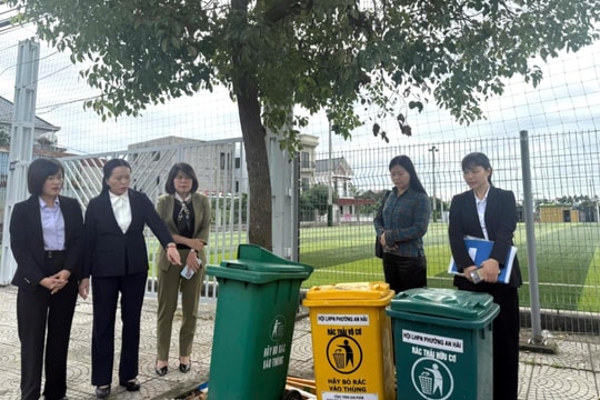 Phụ nữ phát huy vai trò phân loại rác tại nguồn