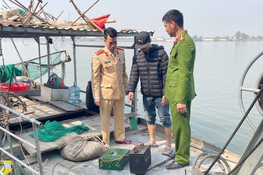 Sử dụng điện đánh bắt cá trên sông Văn Úc