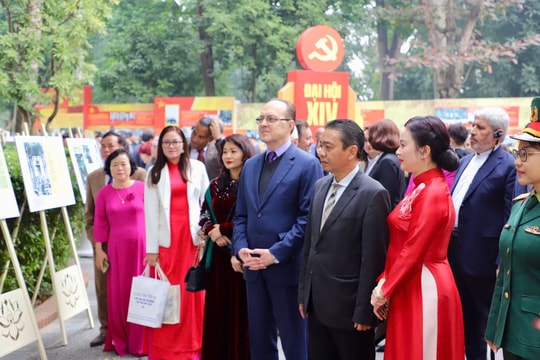 Đại sứ quán Liên bang Nga trao tặng 30 ảnh tư liệu quý về Chủ tịch Hồ Chí Minh