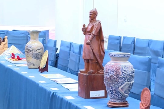 Quà lưu niệm kể chuyện về thành phố