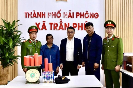 2 người ở xã Trần Phú tự nguyện giao nộp pháo nổ và súng điện cho chính quyền
