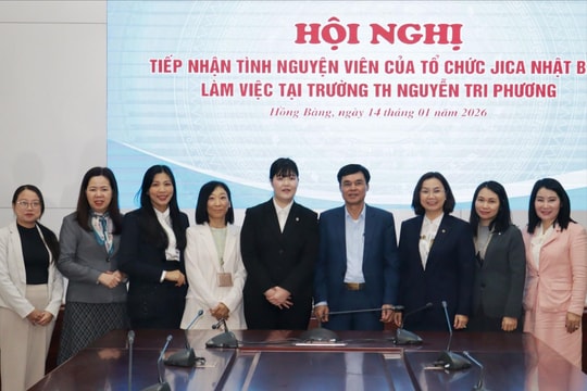 Tình nguyện viên của Tổ chức JICA hỗ trợ Trường Tiểu học Nguyễn Tri Phương