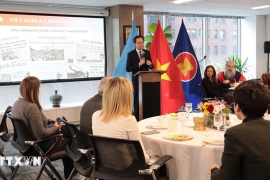 Vietnam’s UN delegation updates international press on the 14th National Party Congress