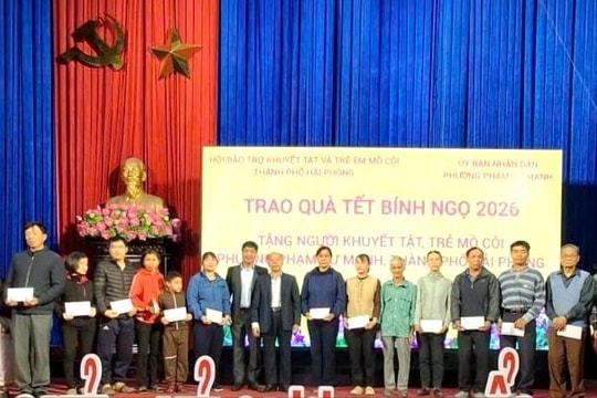 Trao 180 suất quà Tết cho người khuyết tật, trẻ mồ côi