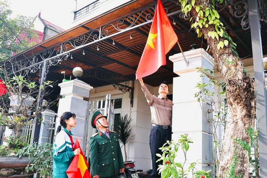 Ủy ban MTTQ Việt Nam xã Thanh Hà tặng công trình 'Đường Cờ Tổ quốc'