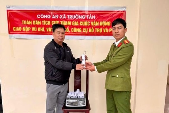 Công an xã Trường Tân vận động giao nộp nhiều vũ khí, pháo nổ