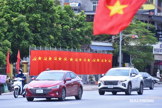 Cờ hoa rực rỡ chào mừng Đại hội đại biểu toàn quốc lần thứ XIV của Đảng tại Hải Phòng