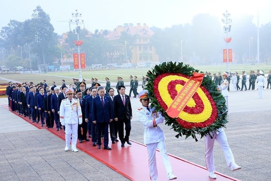 Các đại biểu dự Đại hội XIV của Đảng viếng Chủ tịch Hồ Chí Minh