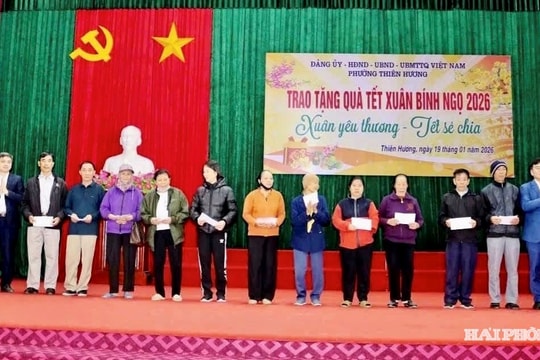 Phường Thiên Hương tặng 742 suất quà Tết cho người nghèo, gia đình chính sách