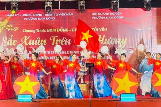 Sôi nổi biểu diễn văn nghệ chào mừng Đại hội XIV của Đảng