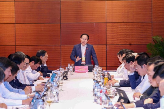 Đoàn đại biểu Đảng bộ thành phố Hải Phòng thảo luận các Văn kiện Đại hội
