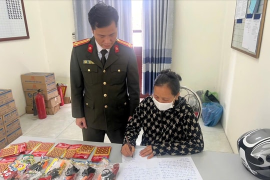 Công an xã Khúc Thừa Dụ thu hồi hàng trăm vũ khí, vật liệu nổ